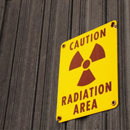 关于辐射工作场所的分区，下列说法错误的是
